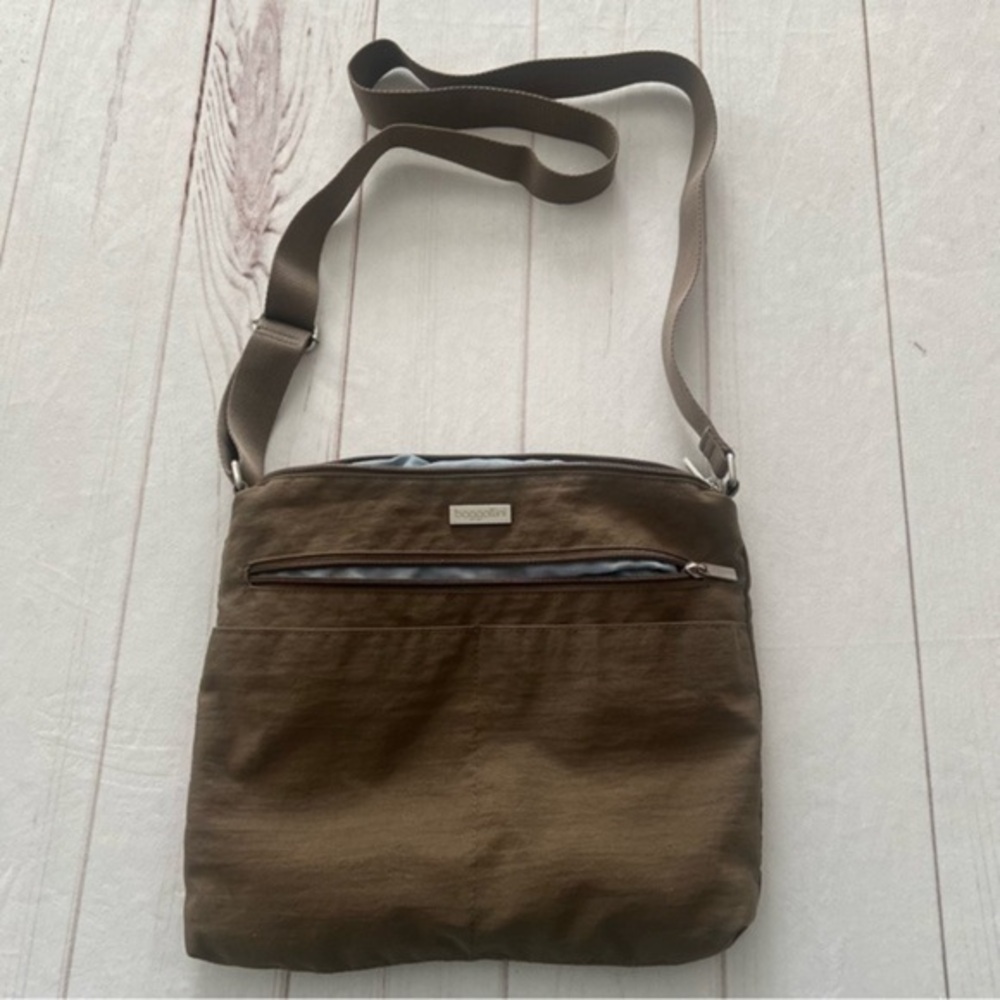 Baggallini Crossbody Zipper Lightweight Travel Everyday Organization Bag Brown